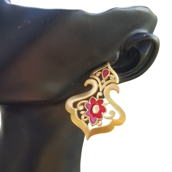 AVON SATIN GOLDTONE SCROLL DESIGN & RED ENAMEL POINSETTIA FLOWER EARRINGS - Picture 2 of 4